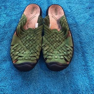 Keen Isabella Closed Toe Shoe